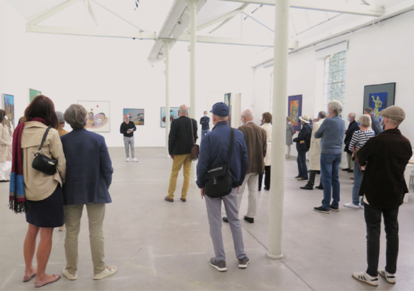 Zolper-Retrospektive 2020. Kurator Goodrow vor Publikum in der Horbach Kunsthalle.