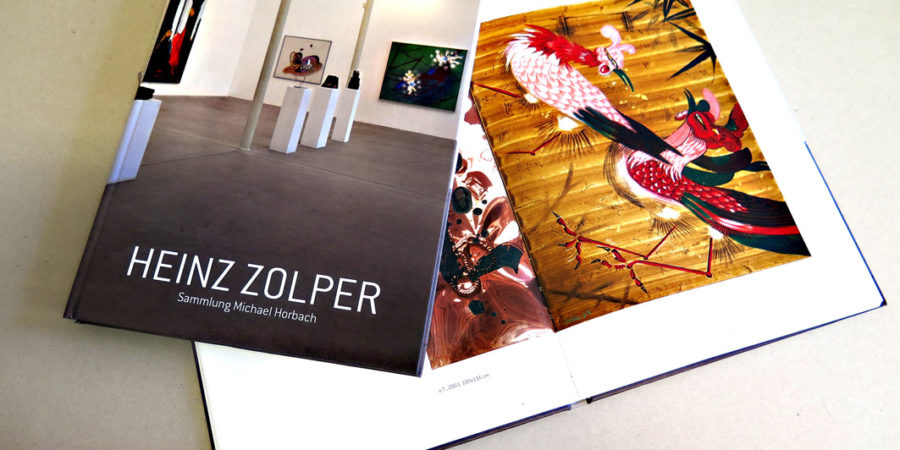 Das Buch von Heinz Zolper auf dem Tisch ist ein offener Katalog der Sammlung.